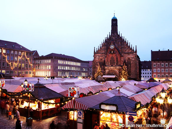 Abendaufnahme vom Christkindlmarkt in Nürnberg