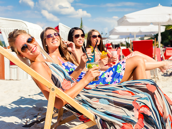 Sonne, Liegestuhl, coole Drinks und hübsche Mädchen - Beachfeeling