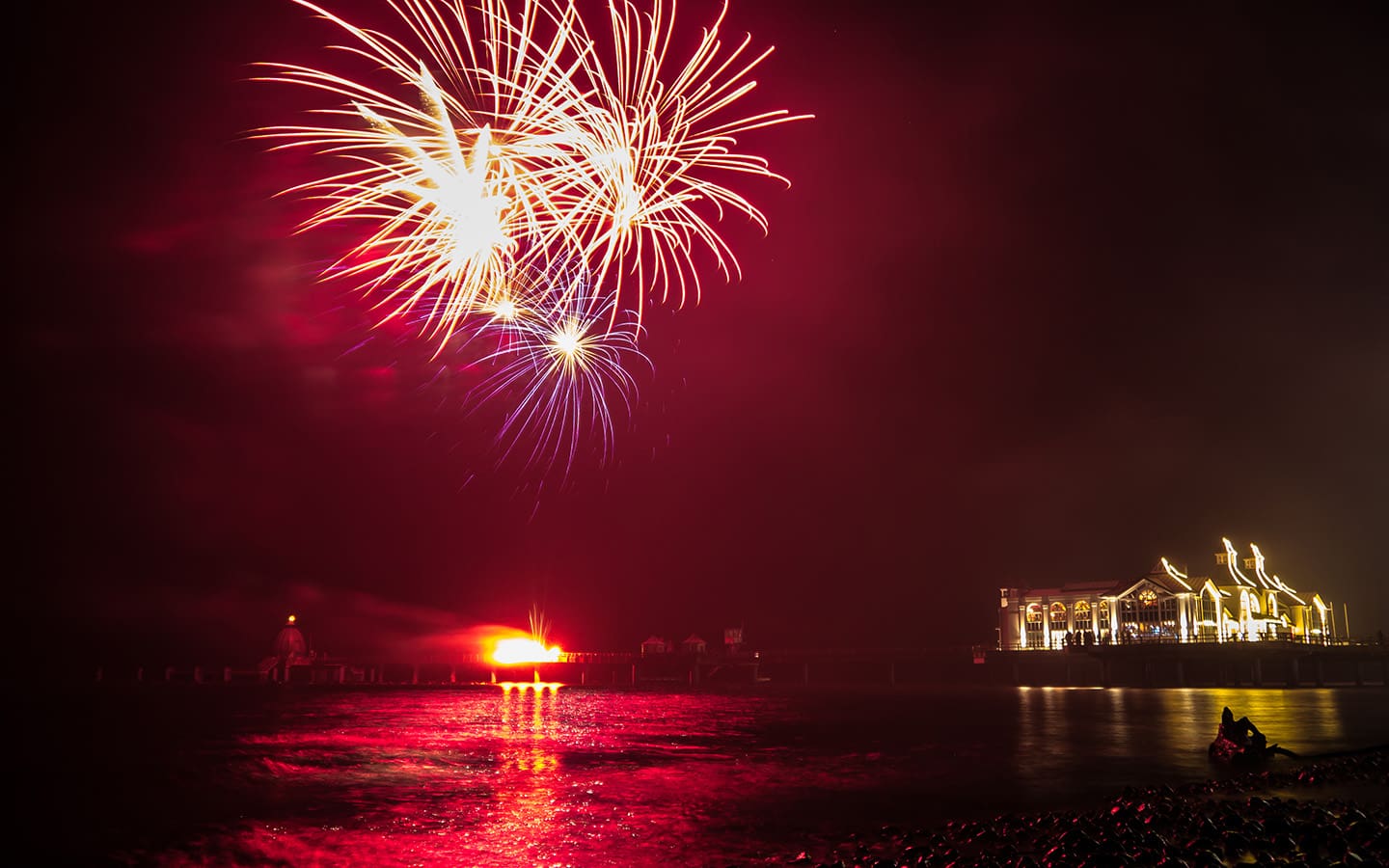 Silvesterabend mit Feuerwerk über dem Hafen von Sellin