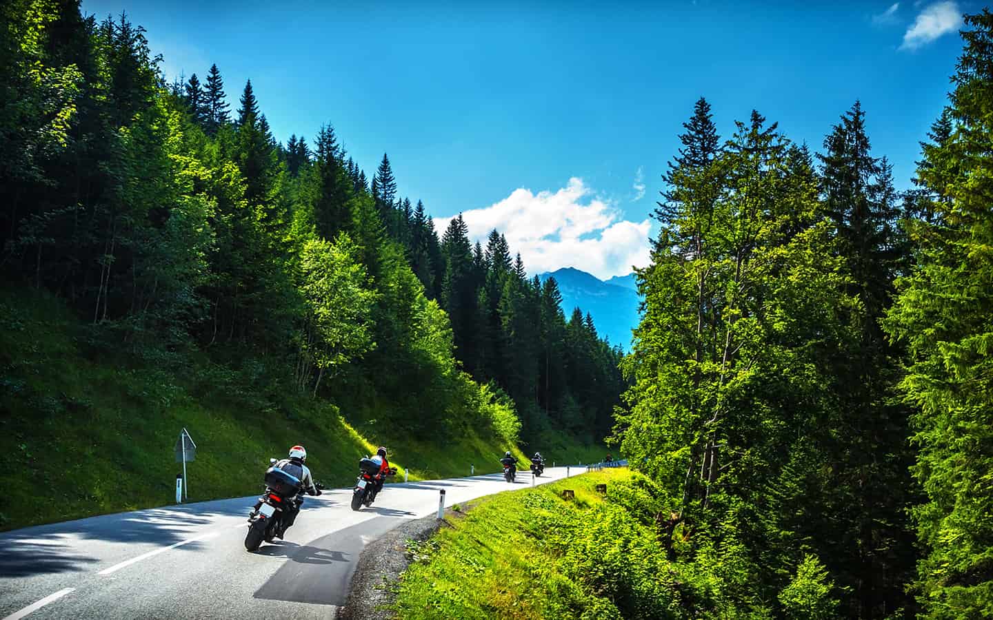 Motorradfahrer auf einer Tour durch die Berge im Schwarzwald