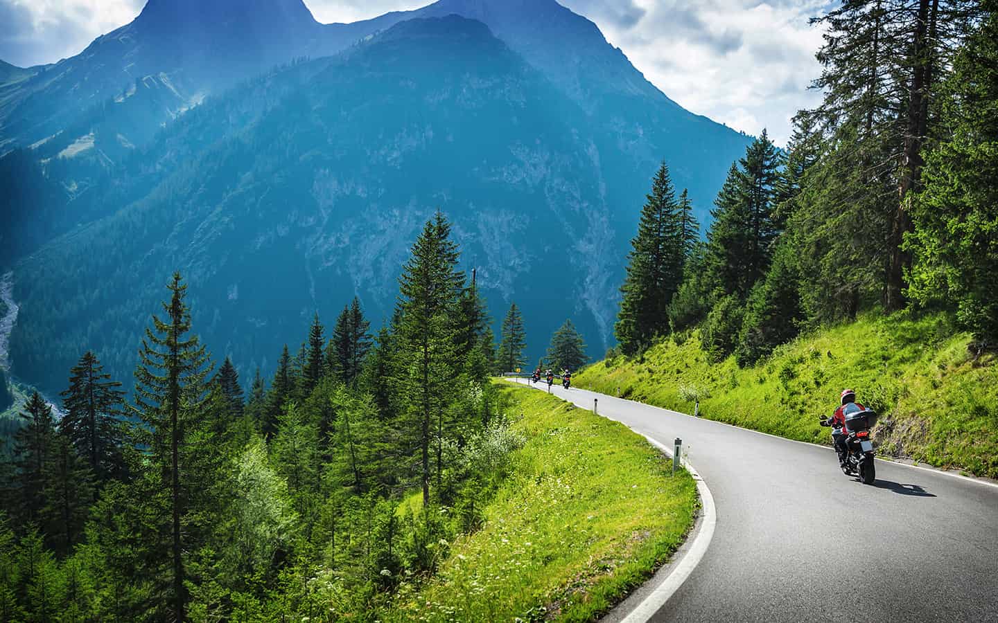 Motorradfahrer auf Tour durch die Alpenregion