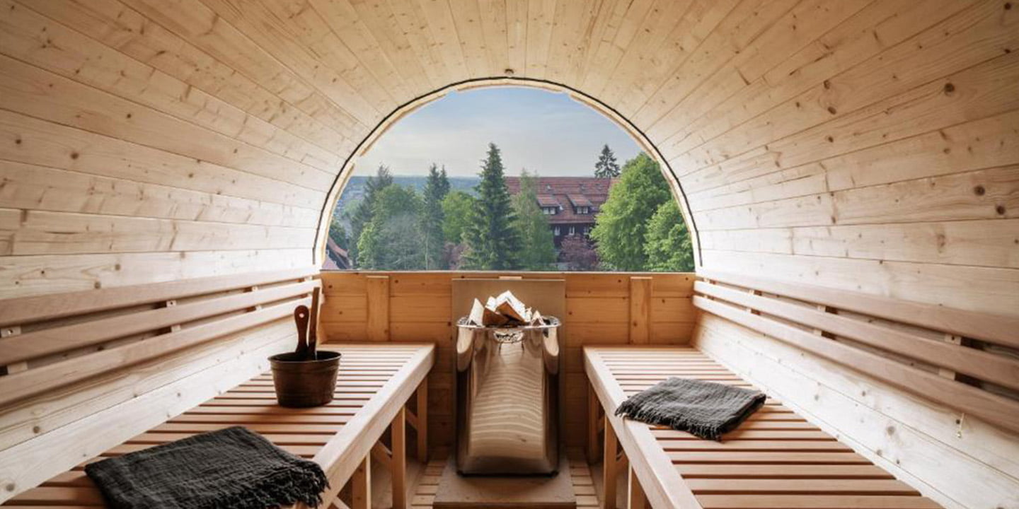 Gemütliche Sauna mit Ausblick in die Natur beim The Hearts Hotel in Braunlage