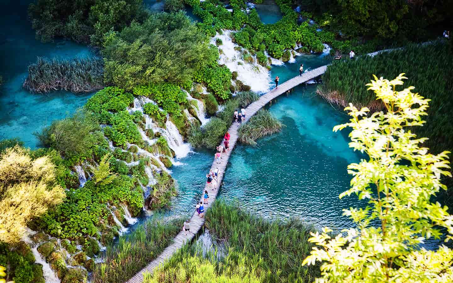 Sommerblick auf die schönen Wasserfälle im Nationalpark der Plitvicer Seen, Kroatien