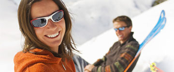 Wintersporthotels Ihren für Skiurlaub & Wintersport Skifahrer im Schnee