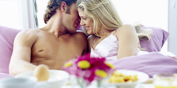 Junges verliebtes P�rchen im Bett beim Fr�st�ck