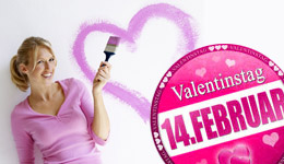 Frau malt Herz zum Valentinstag