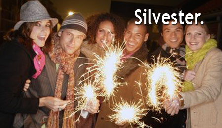 Gruppe junger Menschen, Wunderkerzen am Silvesterabend
