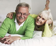 Mann und Frau entspannen im Wellnessurlaub