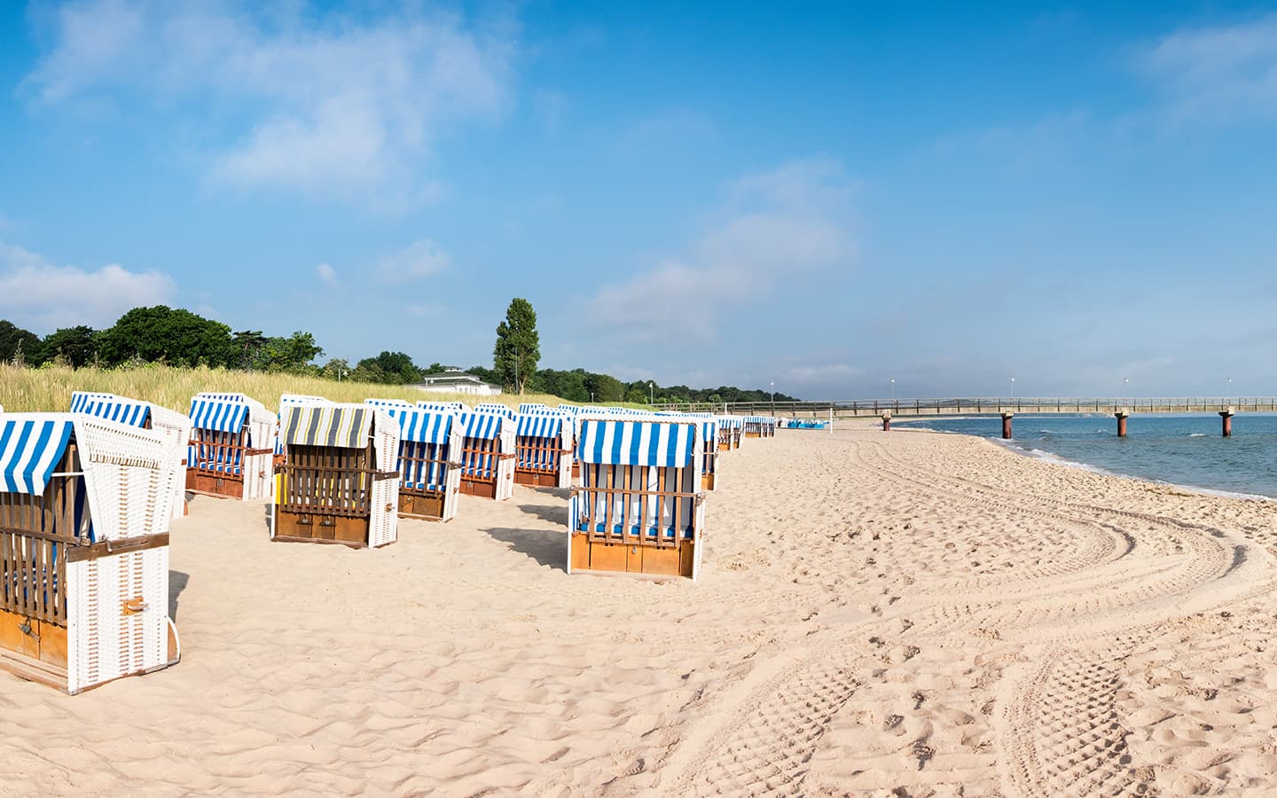 Sandstrand von Rügen mit Strandkörben, Ostseeküste, Norddeutschland