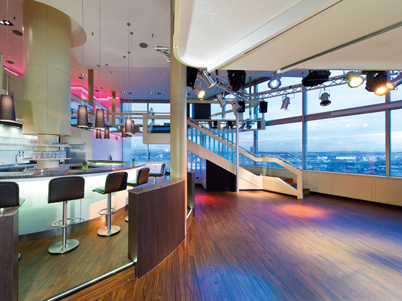 Tolle Aussicht: Exklusive Bar im Holiday Inn Frankfurt