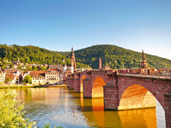 Die alte Brücke über den Neckar in Heidelberg besitzt eine besonders romantische Ausstrahlung