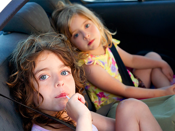 Entspannte Kinder auf dem Rücksitz im Auto