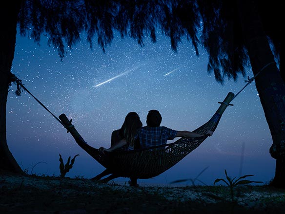 verliebtes Paar unter dem Sternschnuppen-Feuerwerk der Perseiden
