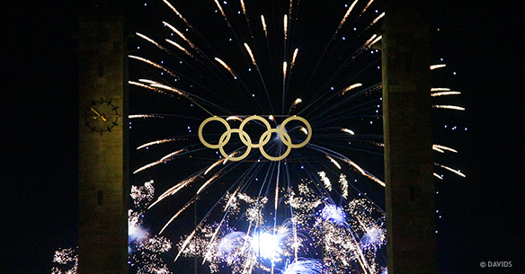 Die Olympischen Ringe eingetaucht in ein prächtiges Feuerwerk bei der Pyronale in Berlin