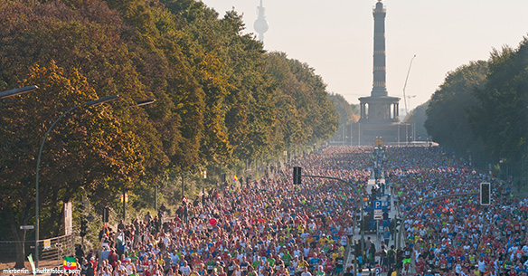 An der Siegessäule ist beim Berlin-Marathon das größte Massenspektakel sichtbar