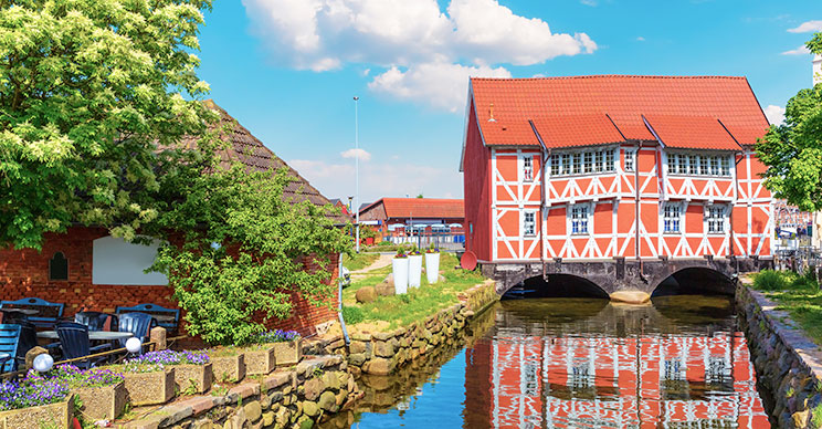 Das Gewölbe: Ein rotes Fachwerkhaus über dem Mühlenbach am alten Wismarer Hafen.