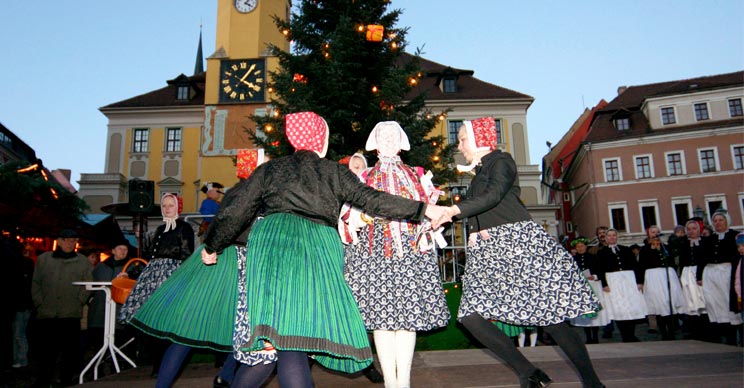  Das Sorbische Bescherkind und seine Helferinnen auf dem Bautzner Weihnachtsmarkt