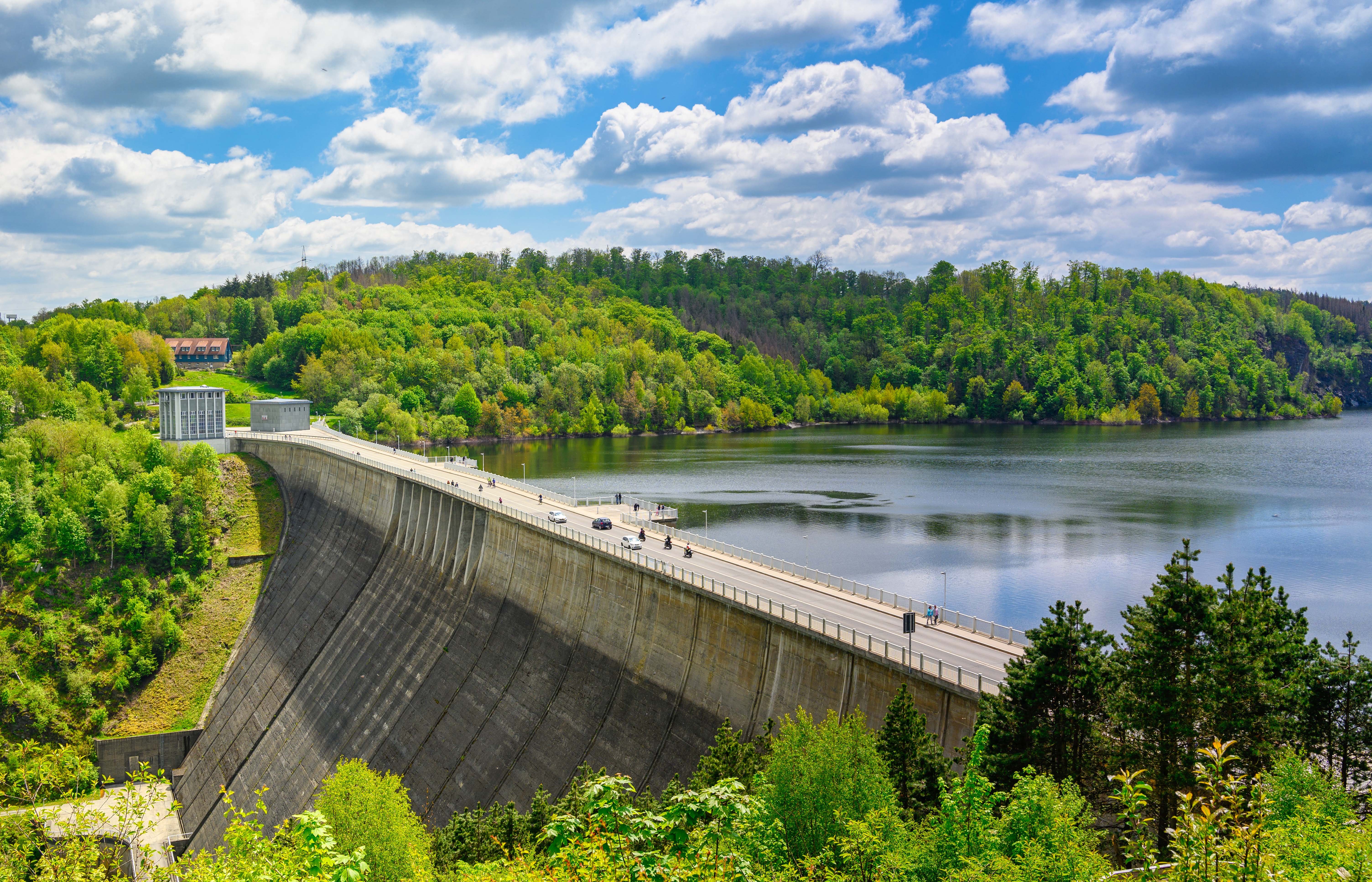 Die Rappbode-Talsperre wurde zwischen 1952 und 1959 erbaut. Im Harz befindet sich ein Damm, ein Wasserwerk, ein Wasserkraftwerk und ein Reservoir