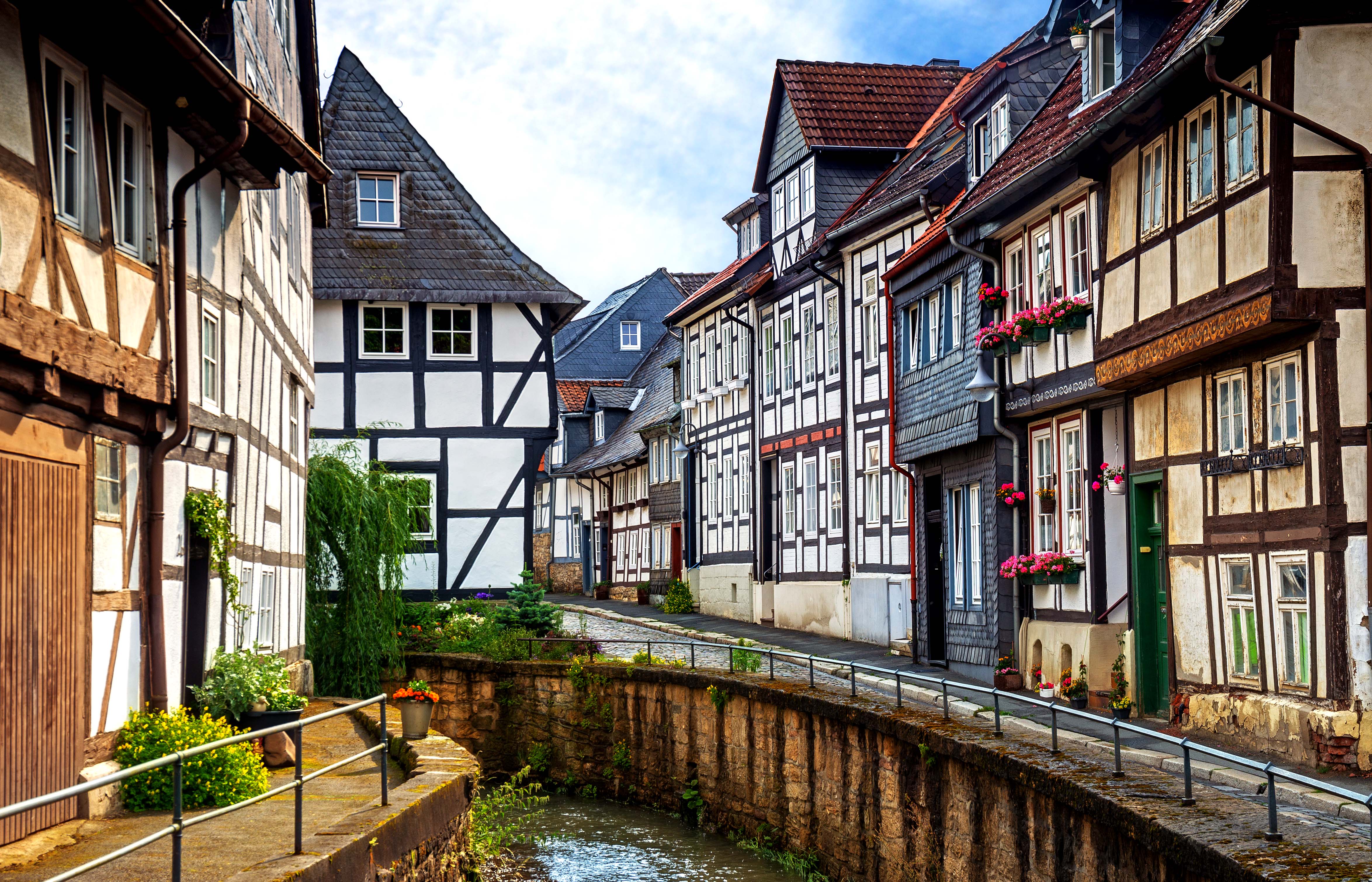 Eine idyllische Landschaft mit der alten Straße auf einem Kanal in Goslar, Deutschland 