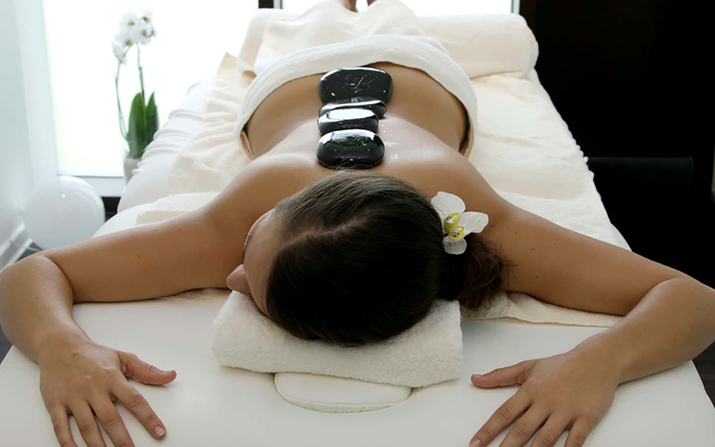 Hot Stone Massage im Wellness-Bereich im Oversum Vital Resort
