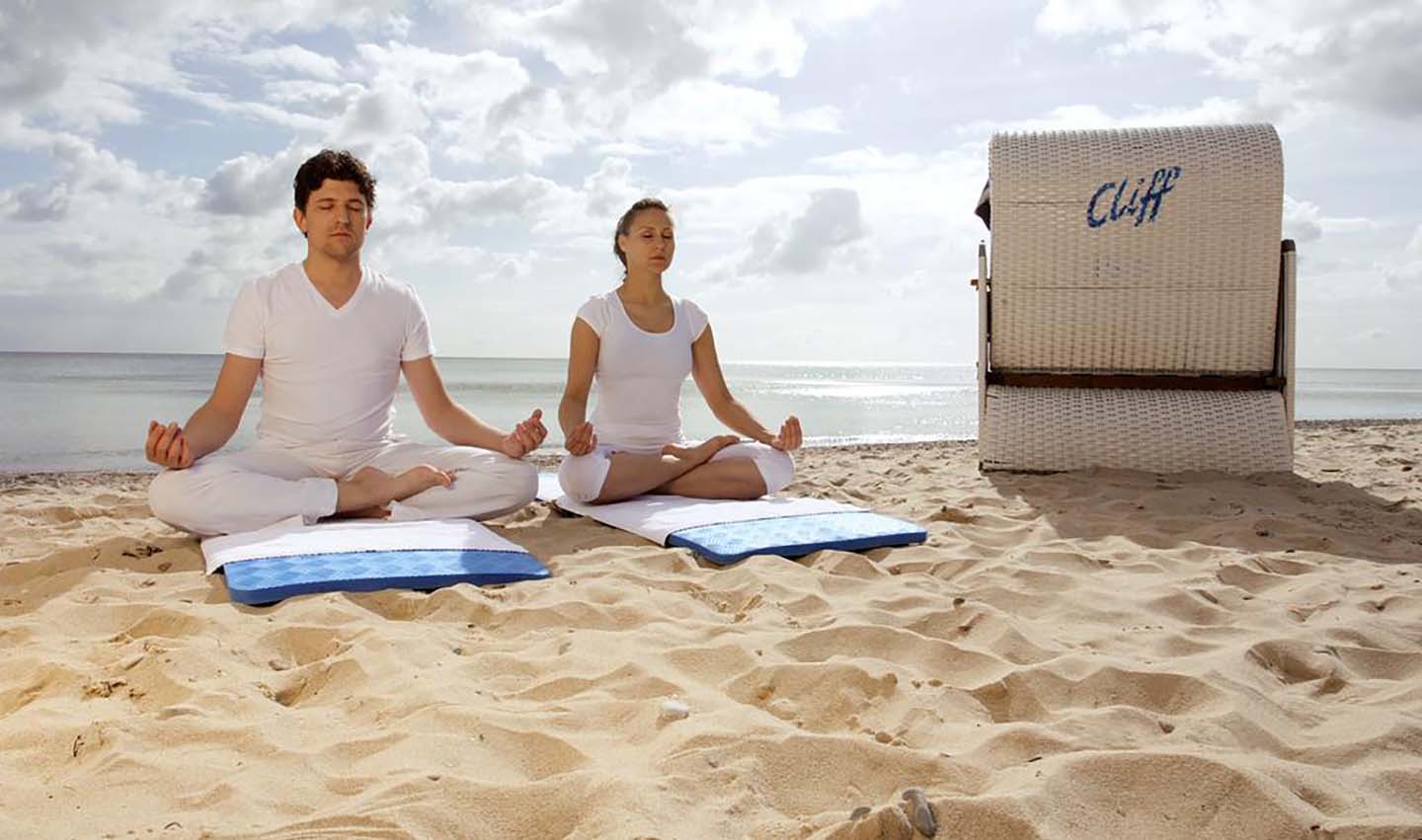 Yogastunde am Strand beim Cliff Hotel Rügen 