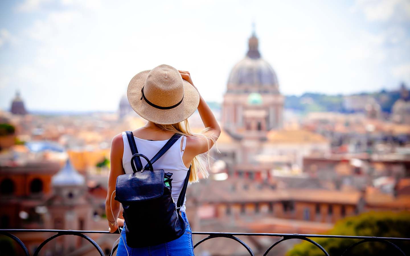 Touristin blickt auf Rom auf ihrer Reise durch Europa