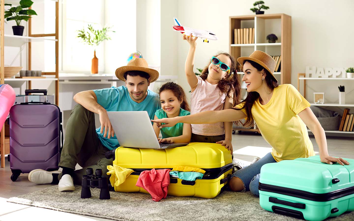 Familie sucht ein Hotel online für den Familienurlaub