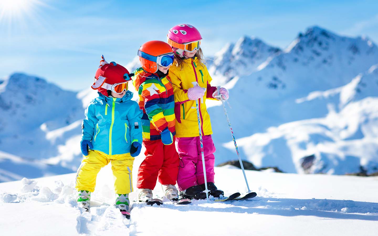 Kinderski in den Bergen, Kinder in der Skischule