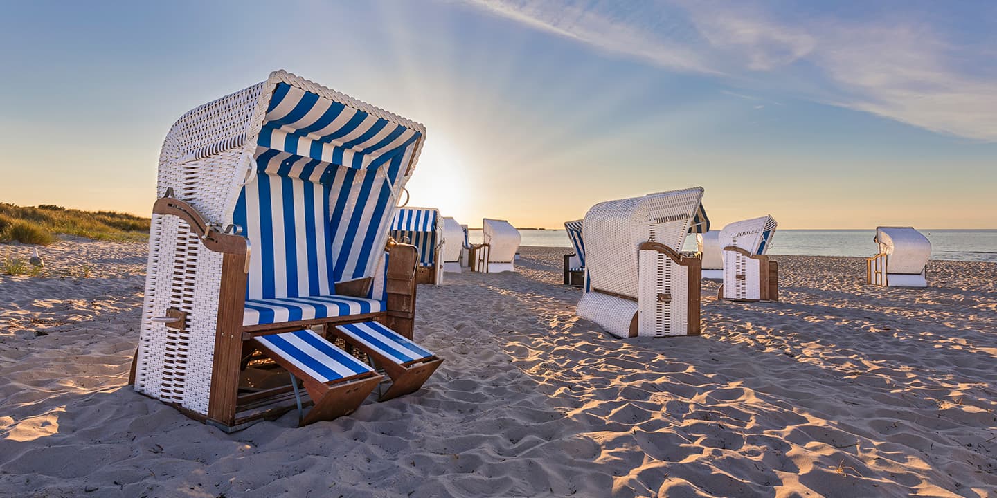 Ostseestrand mit Strandkörben im Abendlicht