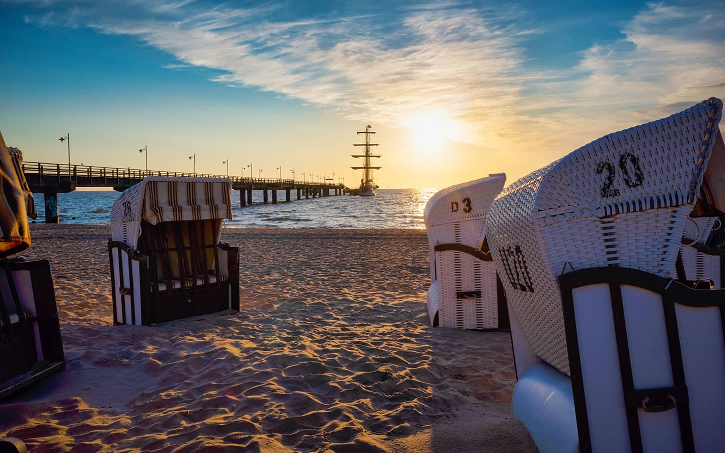 Strandkörbe und Pier in Bansin, Usedom, Ostsee, Deutschland