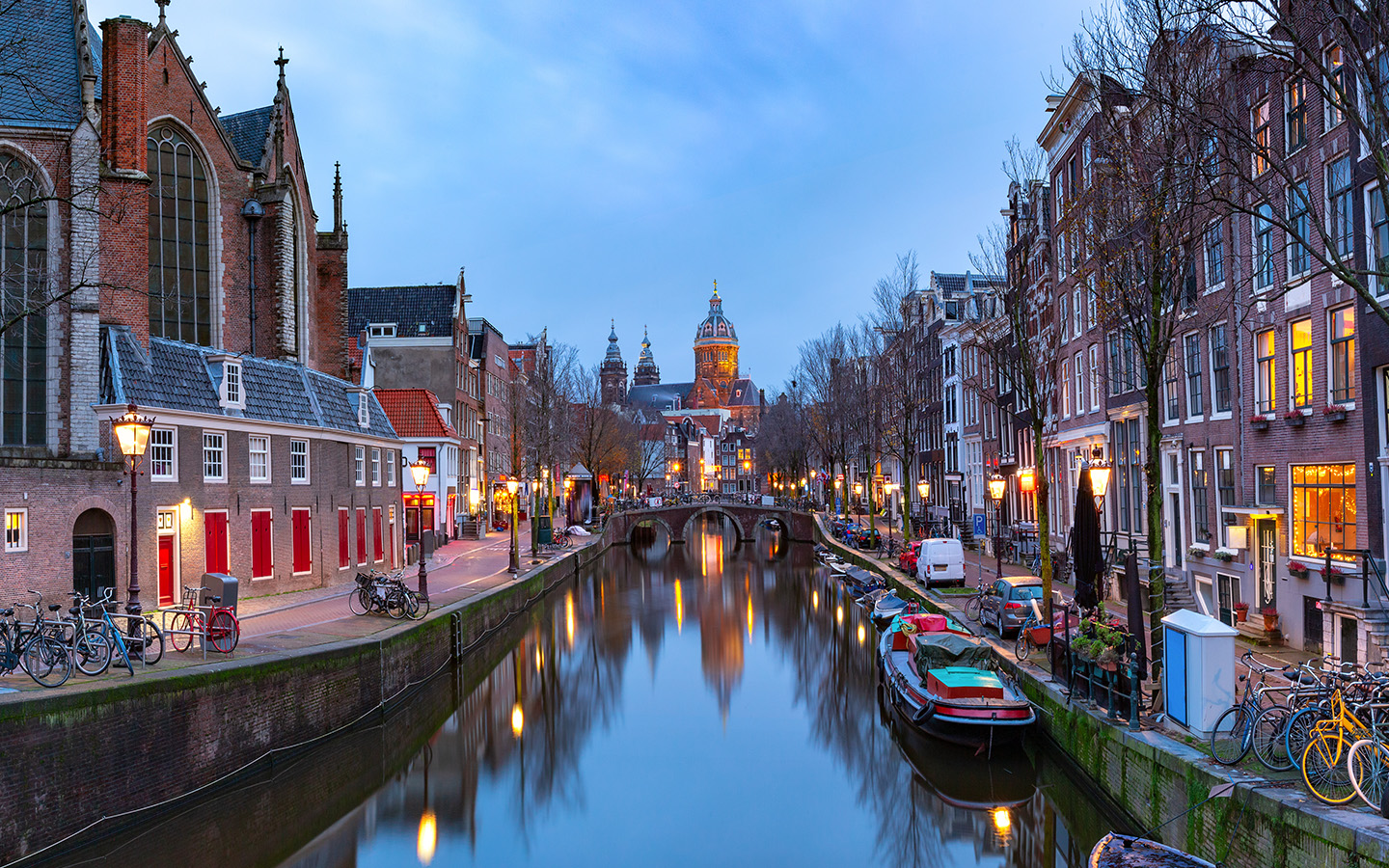 Kanal in De Wallen im berühmten Rotlichtbezirk in der Dämmerung, Amsterdam