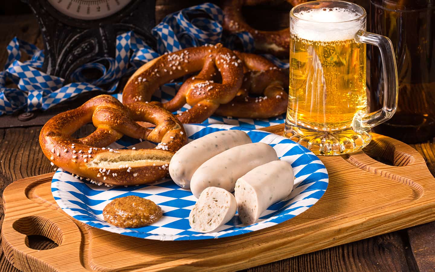 Bayerische Würste mit Brezel, süßer Senf und Bier