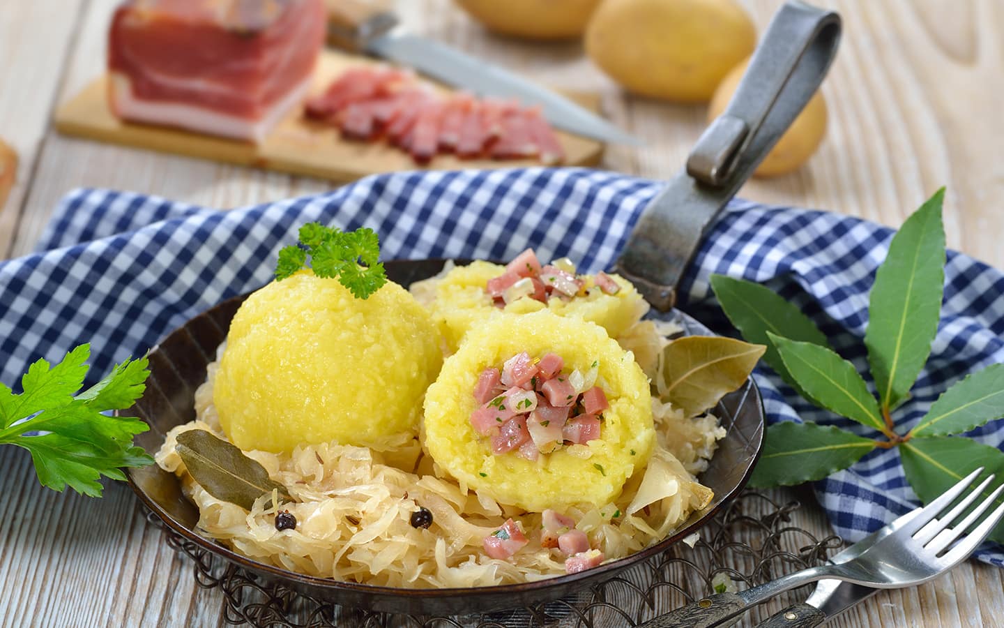 Kartoffelknödel mit Südtiroler Speck gefüllt und mit Sauerkraut