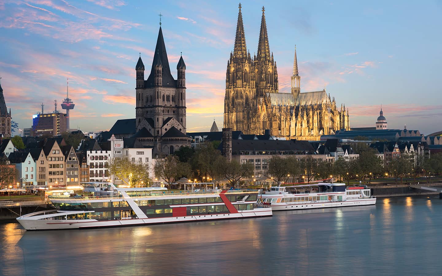 Köln über dem Rhein mit Kreuzfahrtschiff