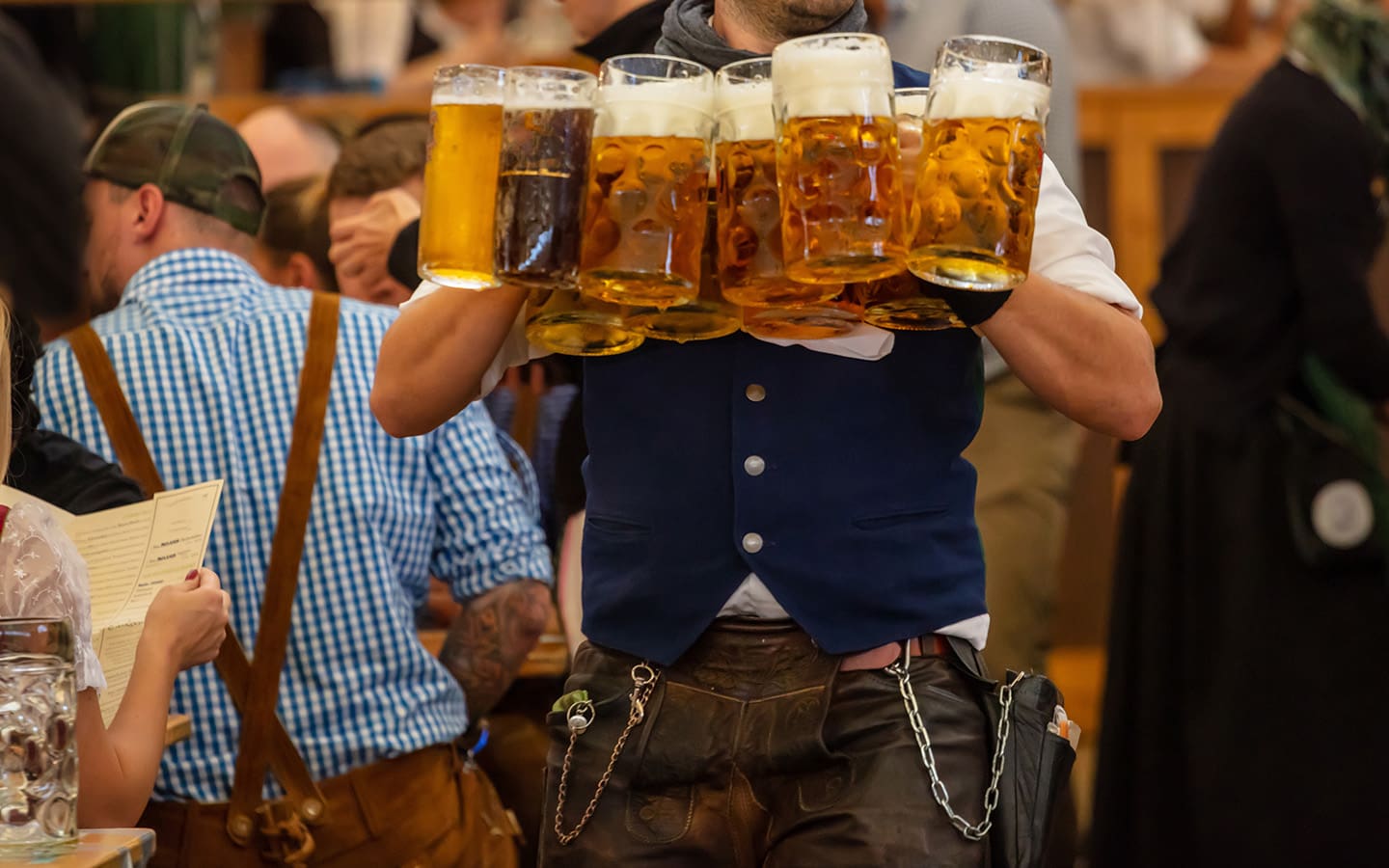 Kellner mit traditionellem Kostüm für Bier, Oktoberfest, München, Deutschland