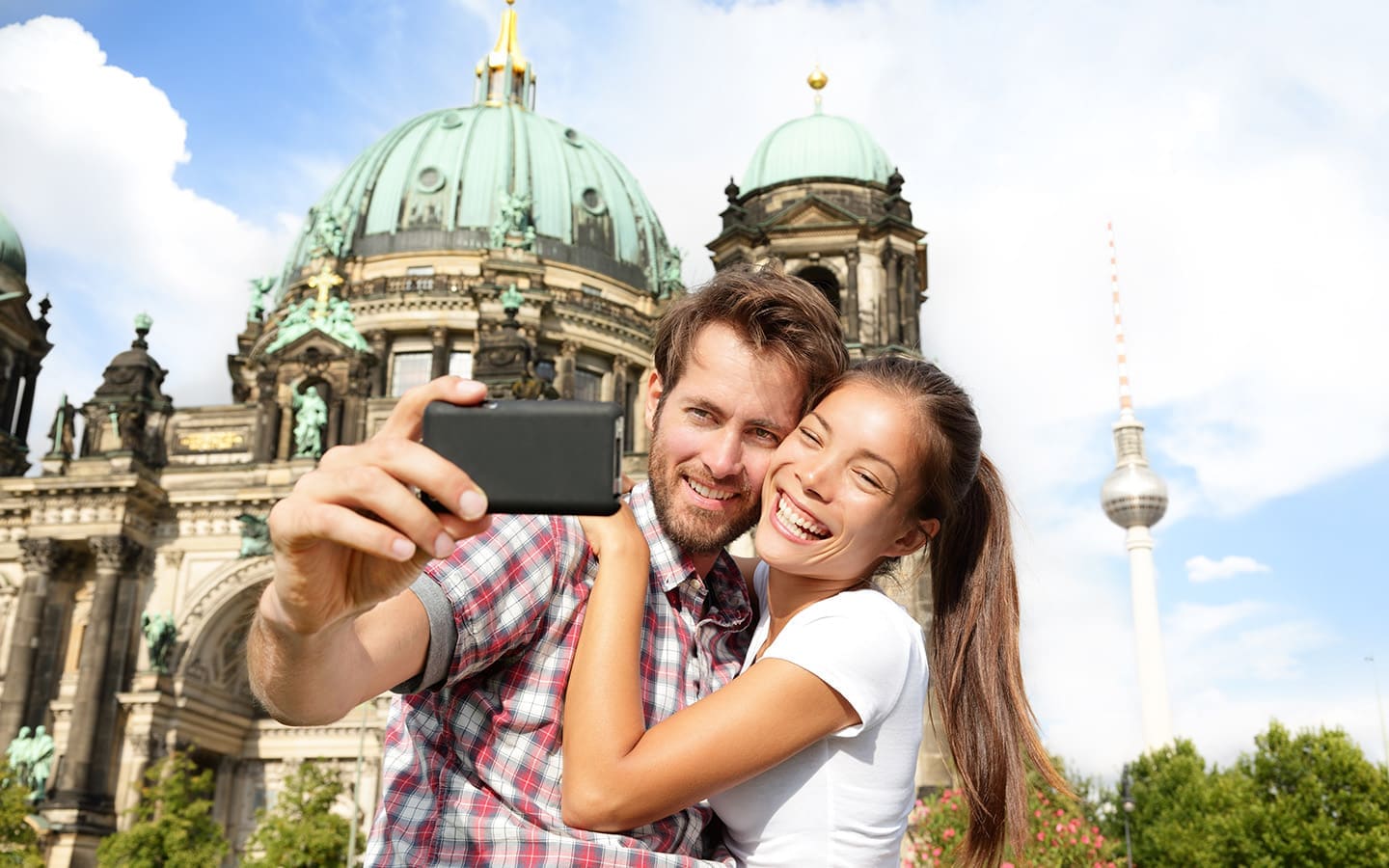 Touristen vor der Berliner Kathedrale, Berliner Dom mit Fernsehturm
