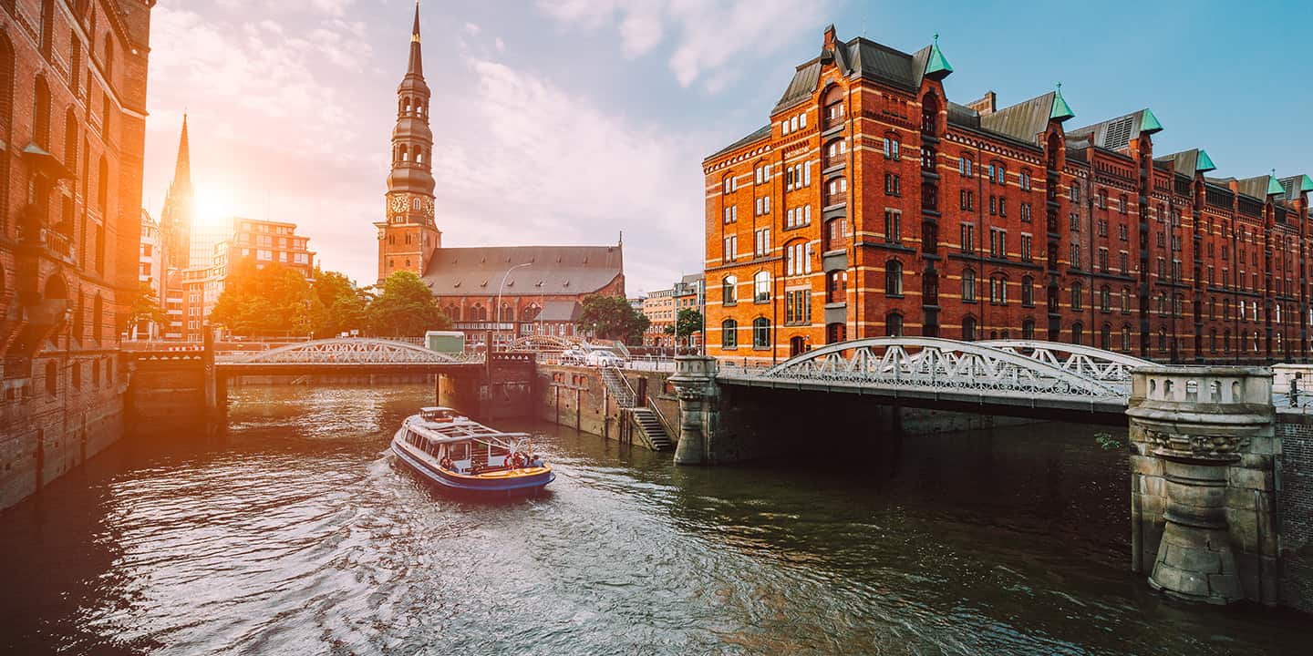 Speicherstadt in Hamburg in goldener Stunde bei Sonnenuntergang