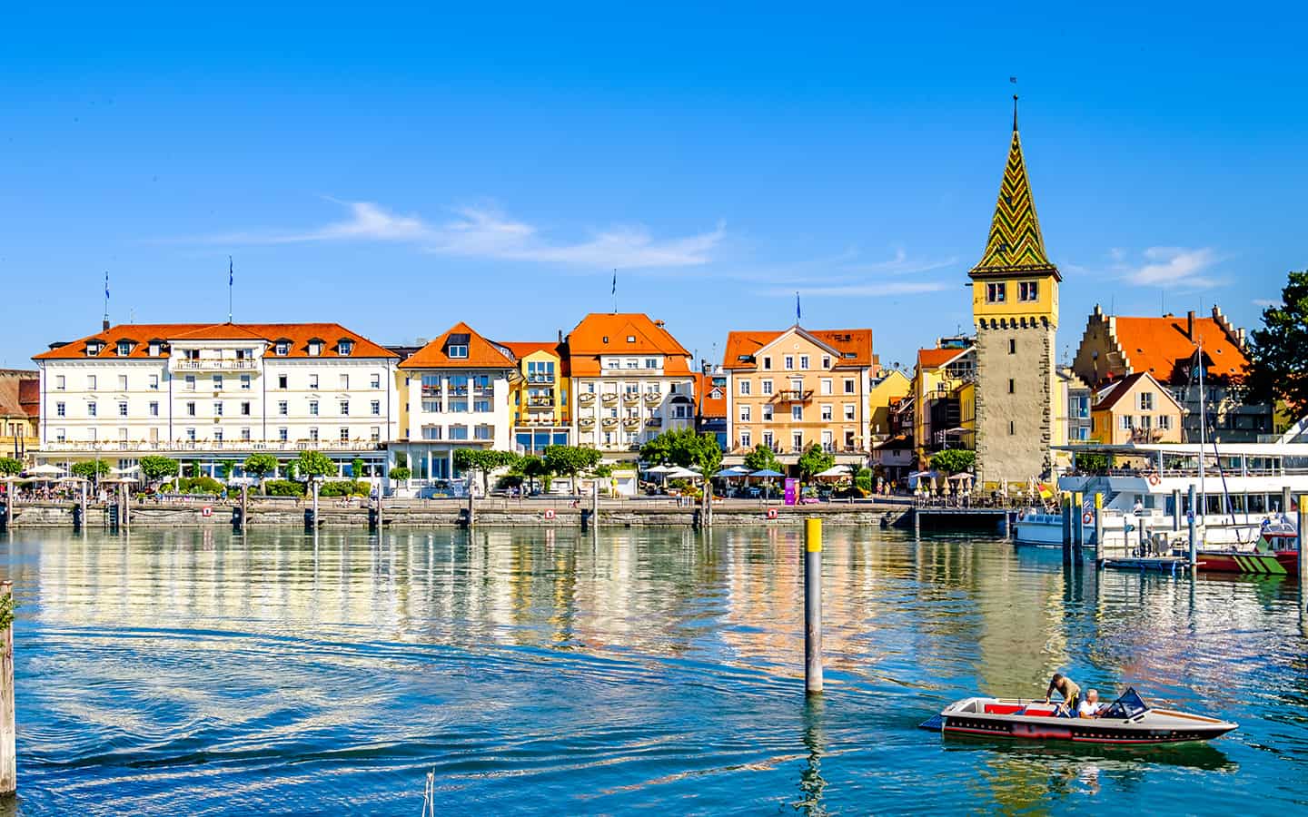 Berühmter Hafen mit Segelbooten auf der historischen Insel Lindau am Bodensee