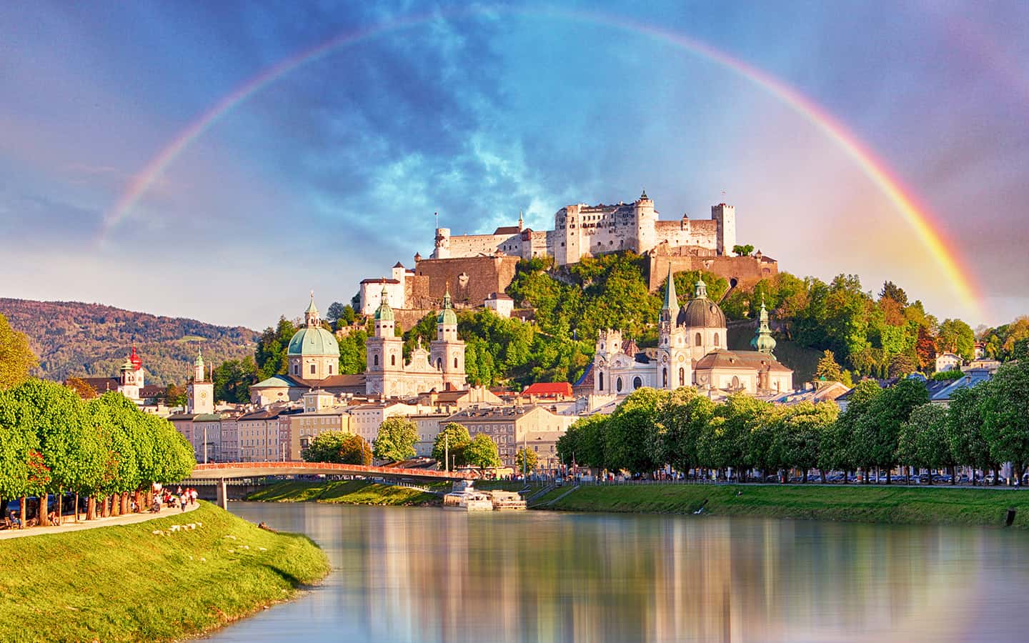 Regenbogen über Salzburg, Österreich