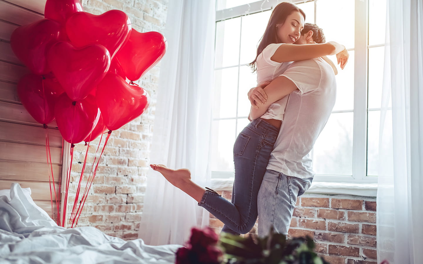 Junger Mann schenkt seiner Freundin zum Valentinstag einen Kurzurlaub-Gutschein