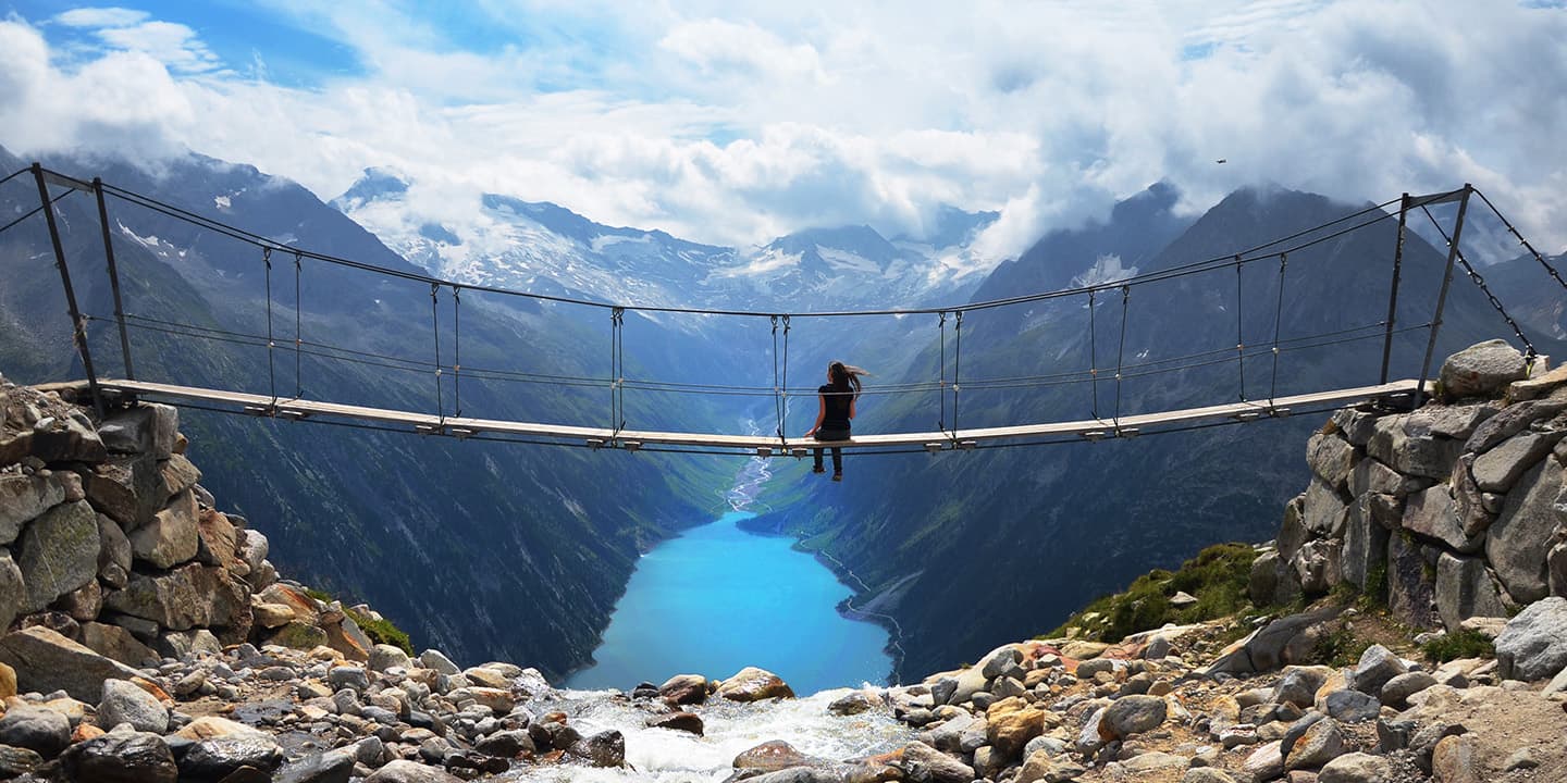 Berühmte Hängebrücke über dem Schlegeleisspeicher und den Zillertaler Alpen, Österreich
