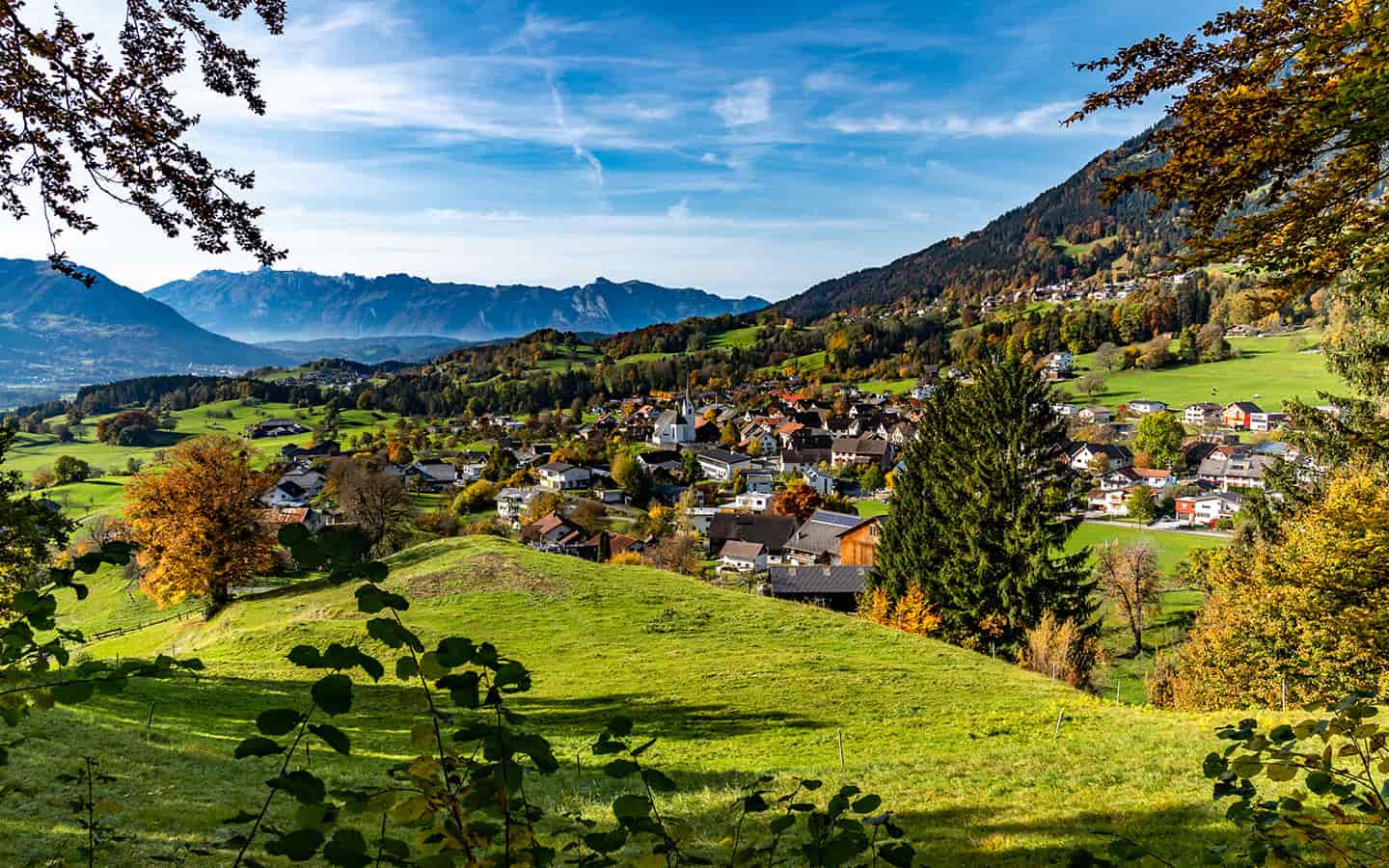 Dorf zum Rheintal und den Schweizer Bergen, Feldkirch, Vorarlberg, Österreich