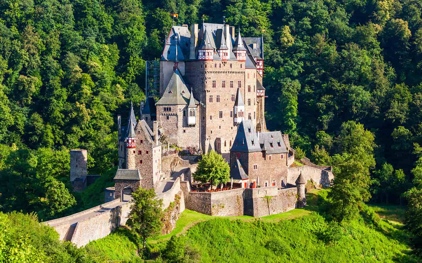 Burg Eltz, mittelalterliches Schloss in den Hügeln über dem Moselfluss bei Koblenz in Deutschland