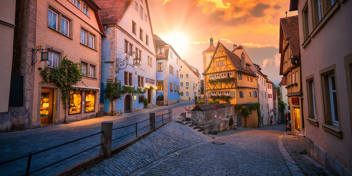 Altstadt von Rothenburg ob der Tauber bei Sonnenuntergang. Bayern