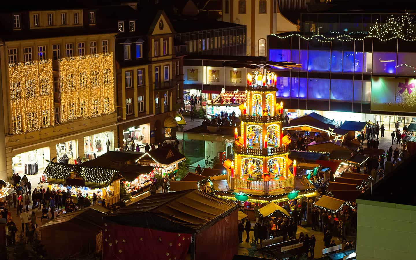 Traditioneller Weihnachtsmarkt im historischen Zentrum von Nürnberg