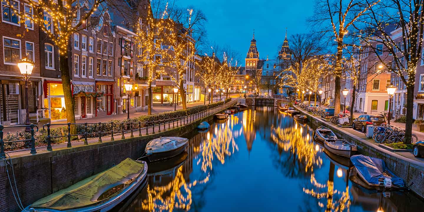 Amsterdam Niederländische Kanäle mit Weihnachtsbeleuchtung im Dezember