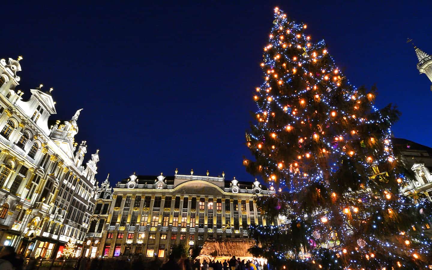 Am Grand Place Brussel mit bunter Beleuchtung dekorierte Weihnachtsbaum