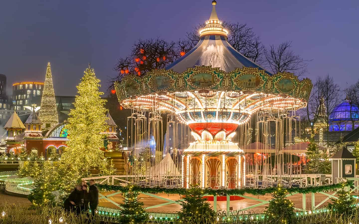 Karussell- und Weihnachtsbeleuchtung in Tivoli Gardens, Kopenhagen, Daenemark