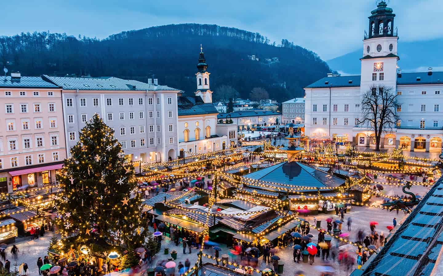 Weihnachtsmarkt in der Altstadt von Salzburg, Österreich