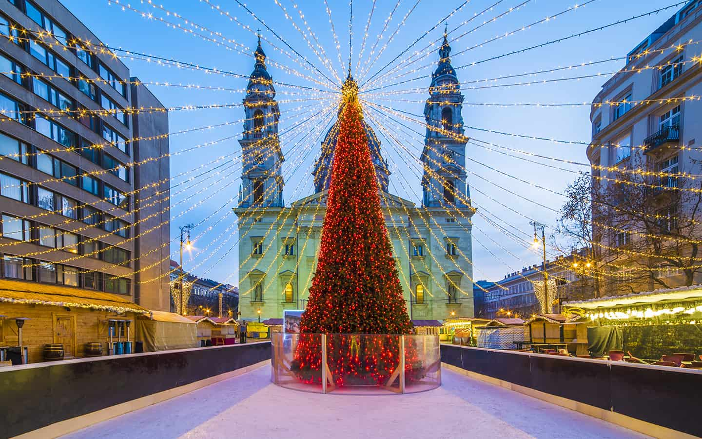 Weihnachtsmarkt am St. Stephen-Basilika-Platz in Budapest, Ungarn